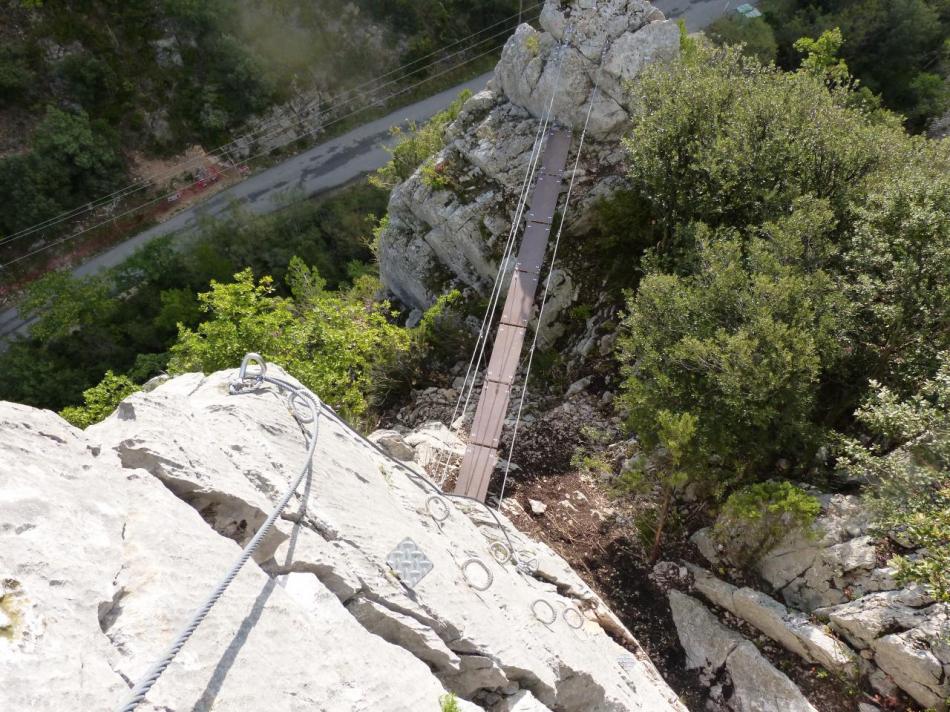 vue sur la petite passerelle dans la montée du pilier de la pitchoune à Buis les Baronies