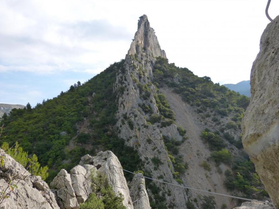 Le haut de la via de la Pitchoune avec en perspective le rocher St Julien où s'aménagent trois autres parcours de vias.