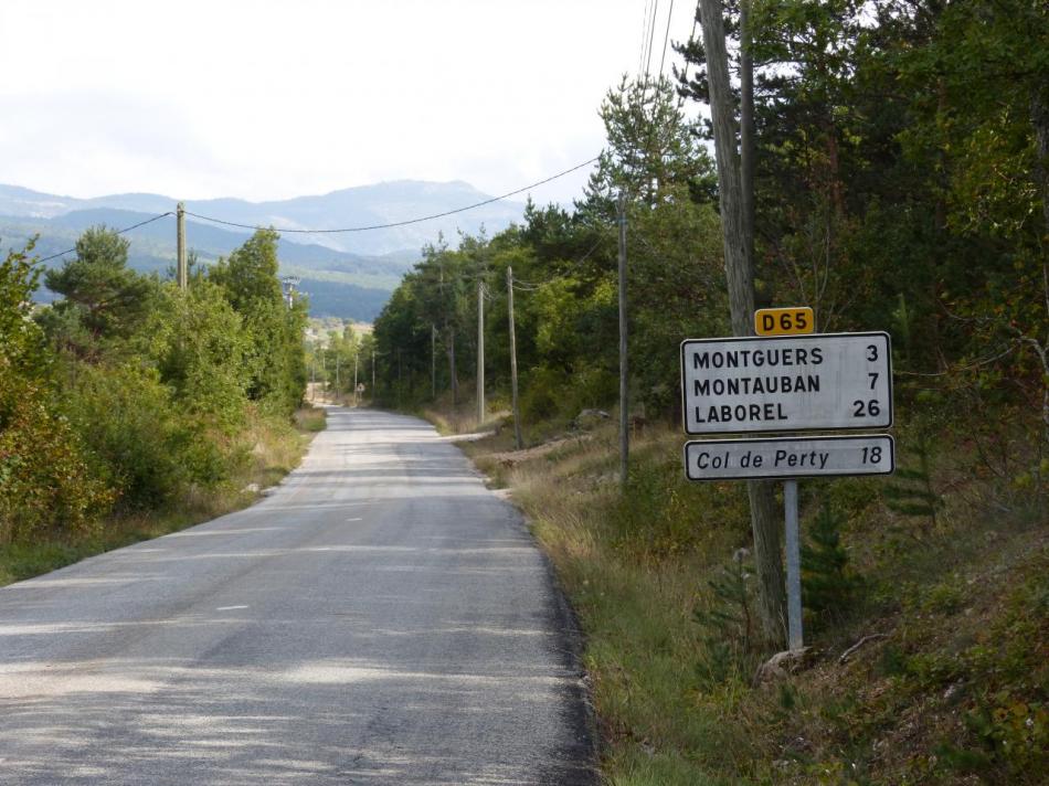 la route au départ de St Auban sur l' Ouvèze