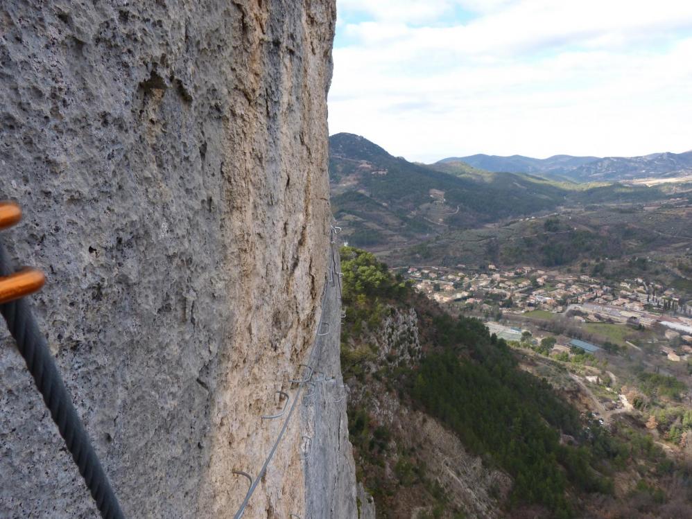 "La Testouriasso" Buis les Baronies, le vide peut impressionné et la traversée est légérement deversante.