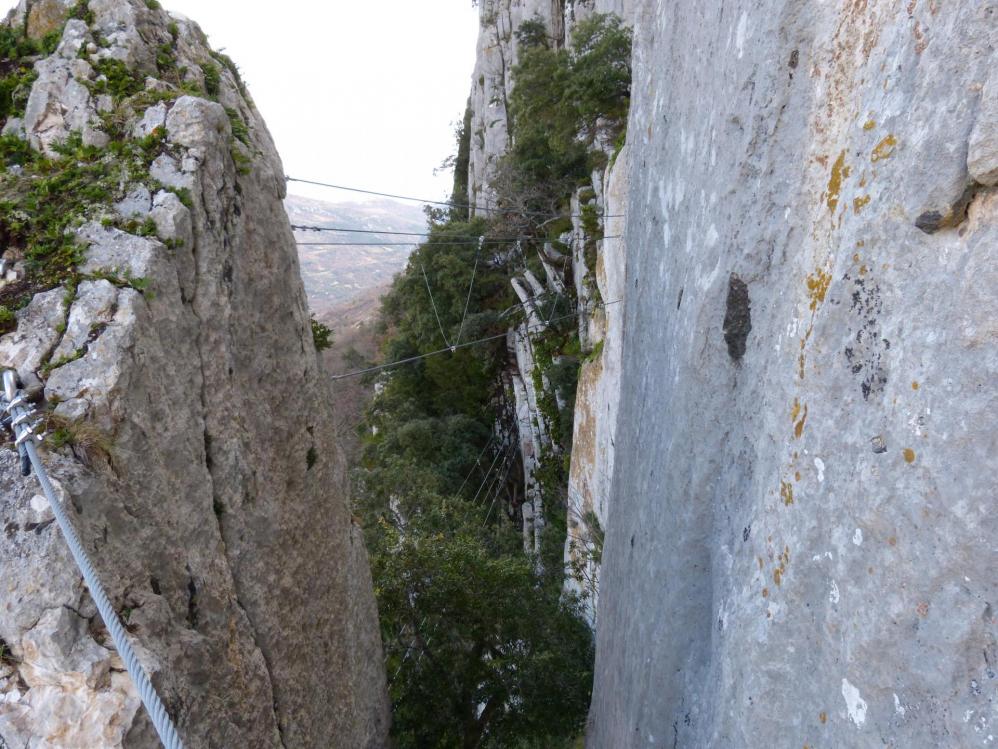 Descente verticale sur la gauche du rocher, pour reprendre le pont népalais du dessous 