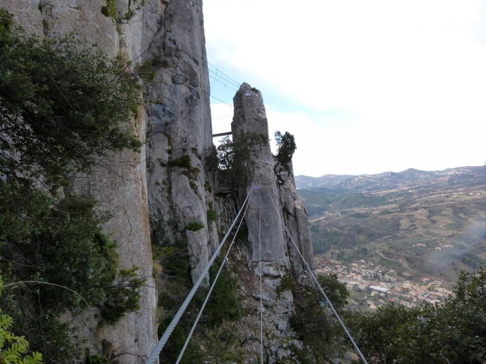 Vue de la lame de rocher où se fait le croisement en la voie de  