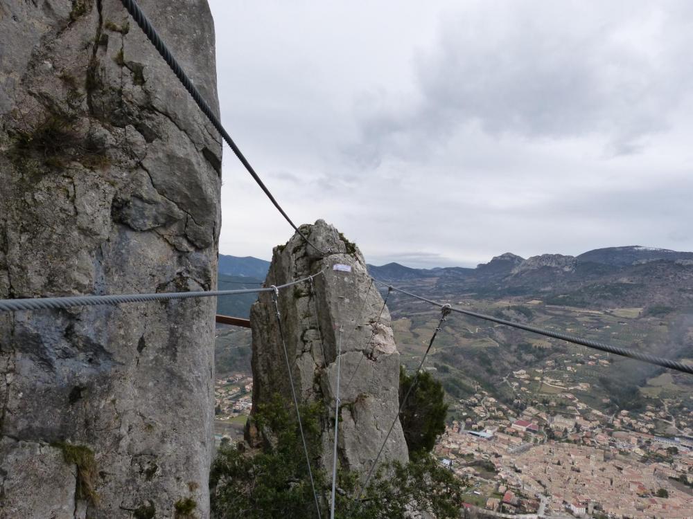 Regard en arrière sur l'ambiance et le panorama du rocher St Julien depuis le premier pont népalais de la 