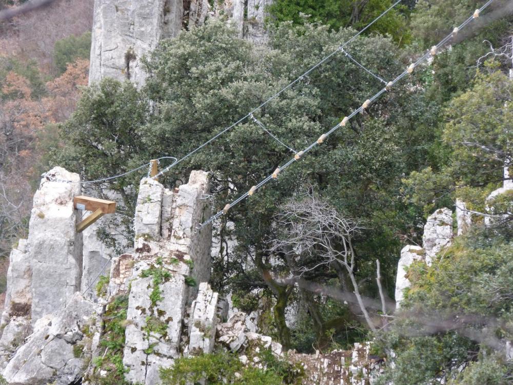 Autre prise du vue, on voit le pas et l' échelle de rondins - Via ferrata à Buis les Baronies la 