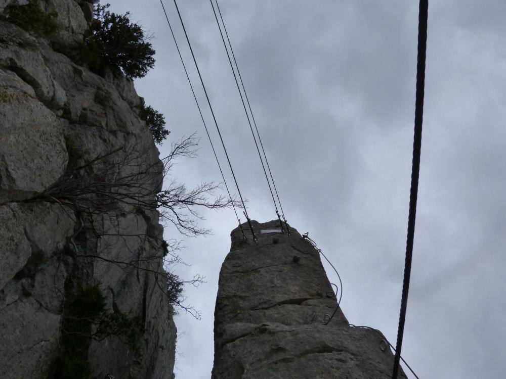 "la Roumpo quièu"remontée du piler et traversée ultime surun dernier pont népalais