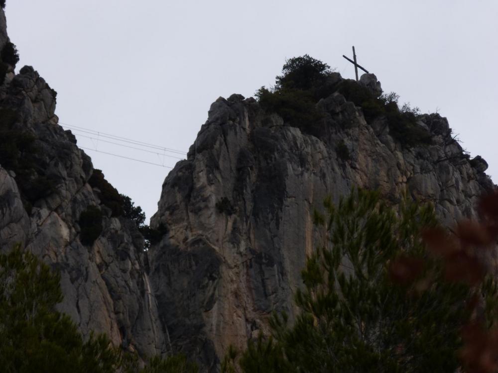 face sud du rocher St Julien, la croix et le pont népalais précédant