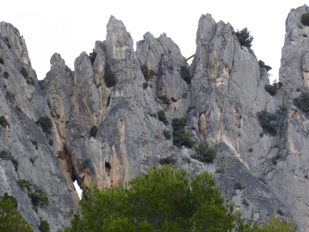 face sud du rocher St Julien, l' "oeil" et une poutre de la "Roumpo"