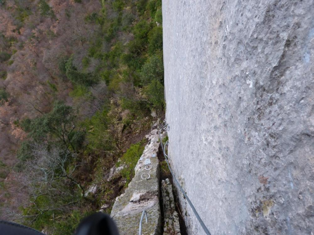 Passage  aérien d' escalade dans un dièdre (autre point de vue) "la Thiousso" à Buis les Baronies