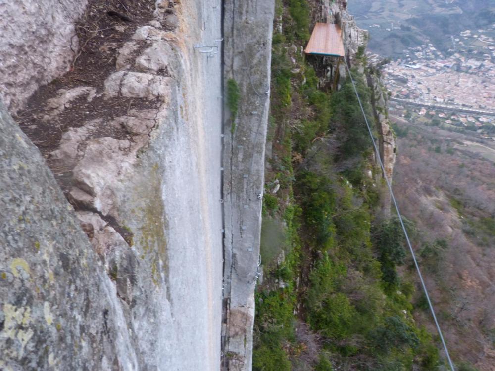 Passage  aérien d' escalade dans un dièdre (bel aperçu sur la tyrolienne et sa réception) "la Thiousso" à Buis les Baronies