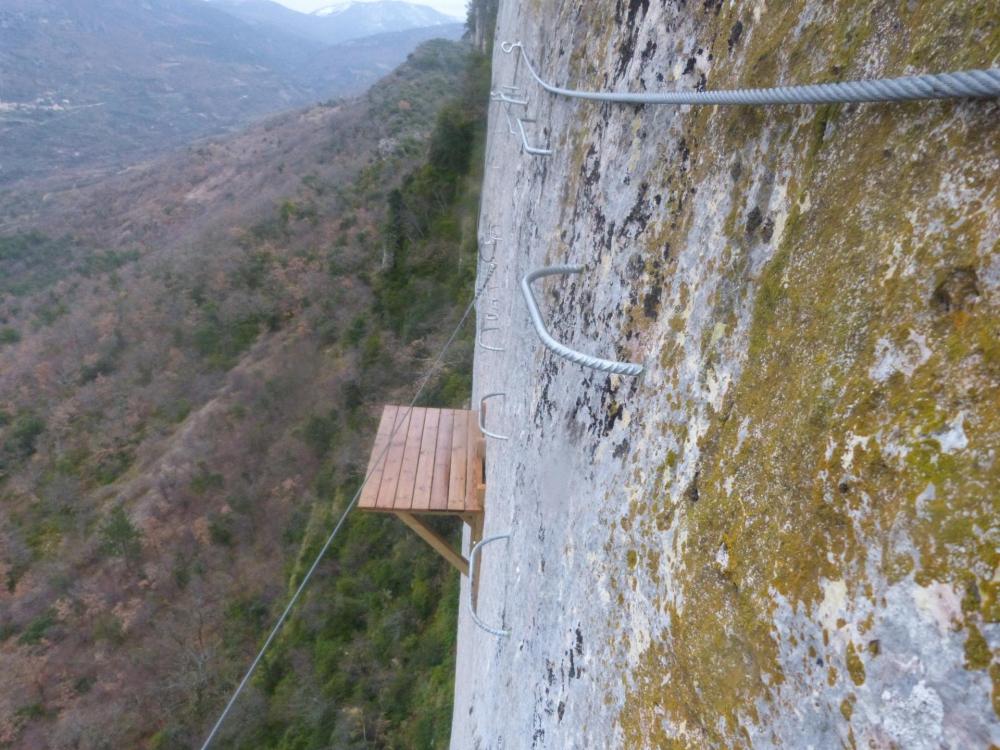 Arrivée à la plate forme de la tyrolienne - Via ferrata à Buis les Baronies la " Thiousso" (Drôme)