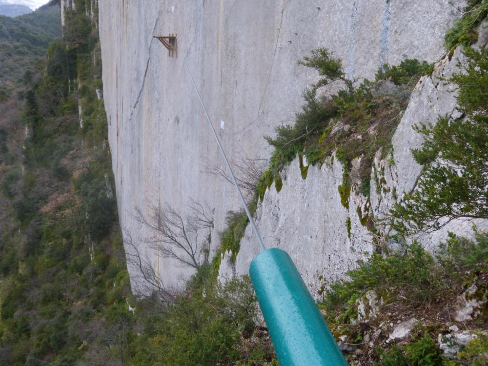 La tyrolienne depuis l' arrièrre - Via ferrata à Buis les Baronies la " Thiousso" (Drôme)