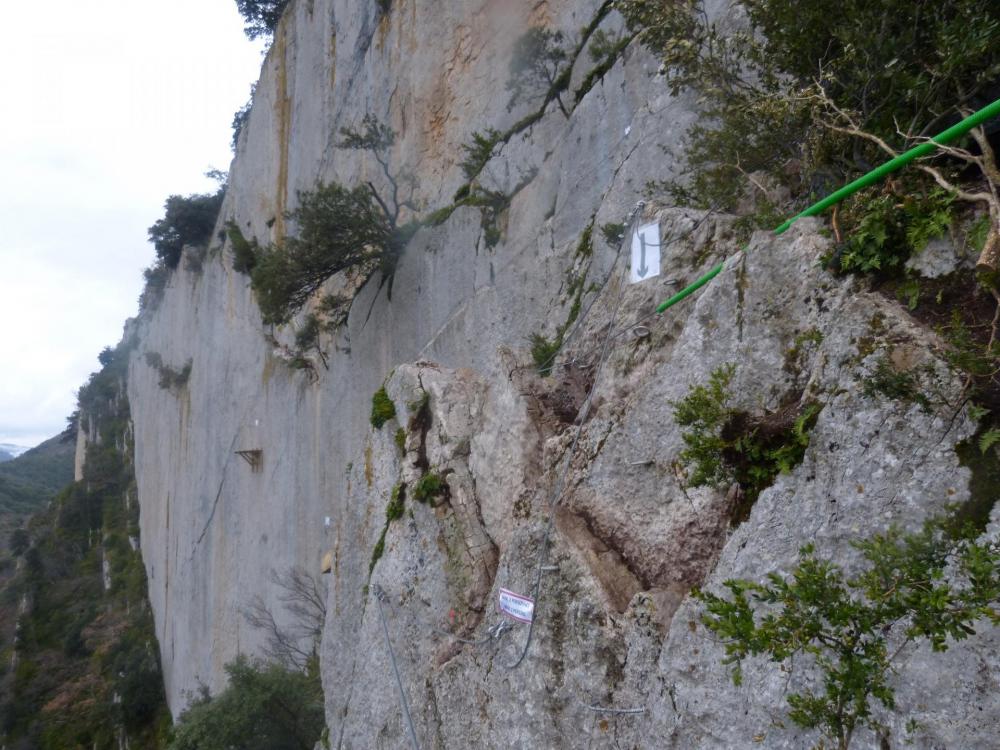 Passage de contournement après la tyrolienne - Via ferrata à Buis les Baronies la " Thiousso" (Drôme)