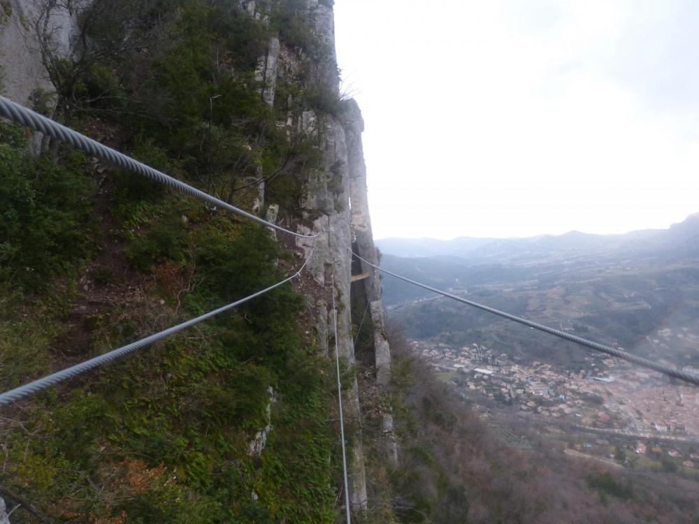 D' abord une petit pont népalais - Via ferrata à Buis les Baronies la " Thiousso" (Drôme)