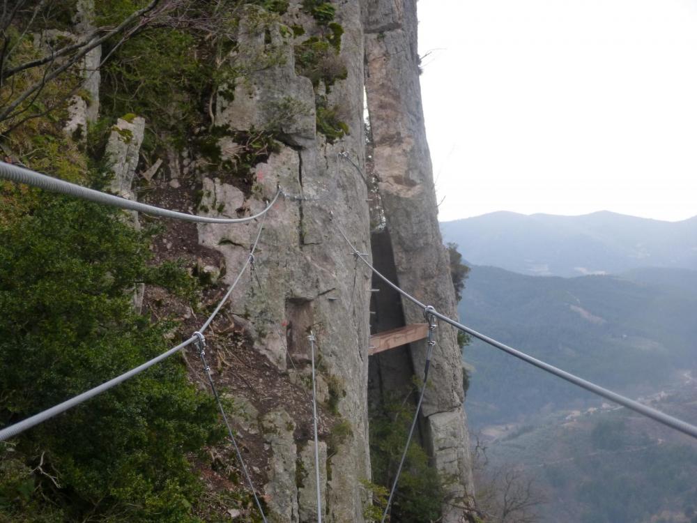 On aperçoit la" faille" après une poutre - Via ferrata à Buis les Baronies la " Thiousso" (Drôme)