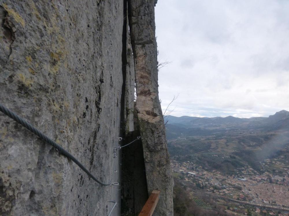 C' est plutôt une lame de rocher décolléee ... pourvu que ça ne se referme pas ! - Via ferrata à Buis les Baronies la " Thiousso" (Drôme)