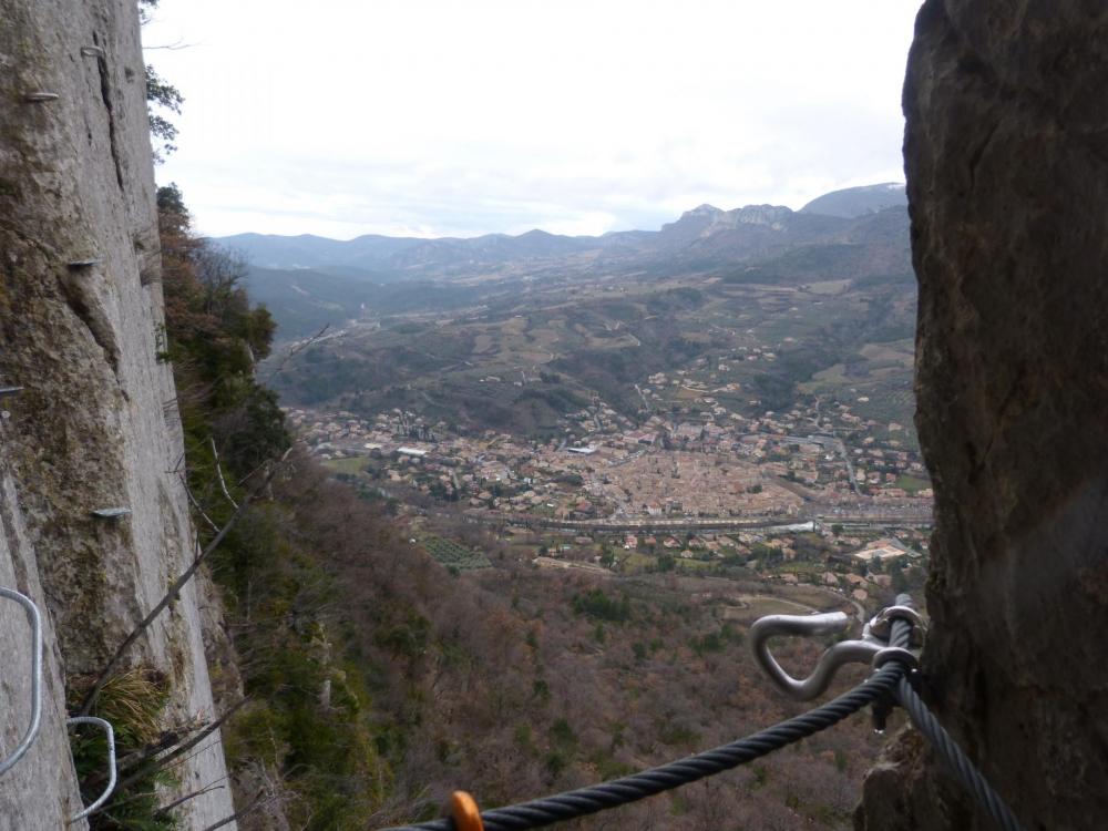 A la sortie du passage" étroit" - Via ferrata à Buis les Baronies la " Thiousso" (Drôme)