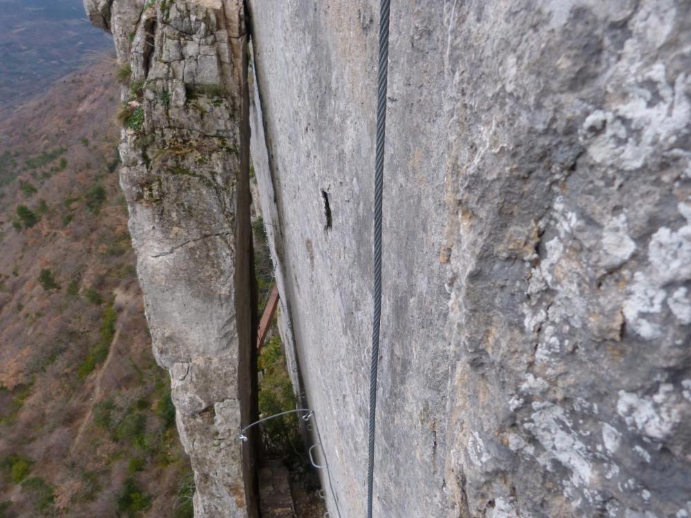 Passage remarquable entre les deux rochers - Via ferrata à Buis les Baronies la " Thiousso" (Drôme)