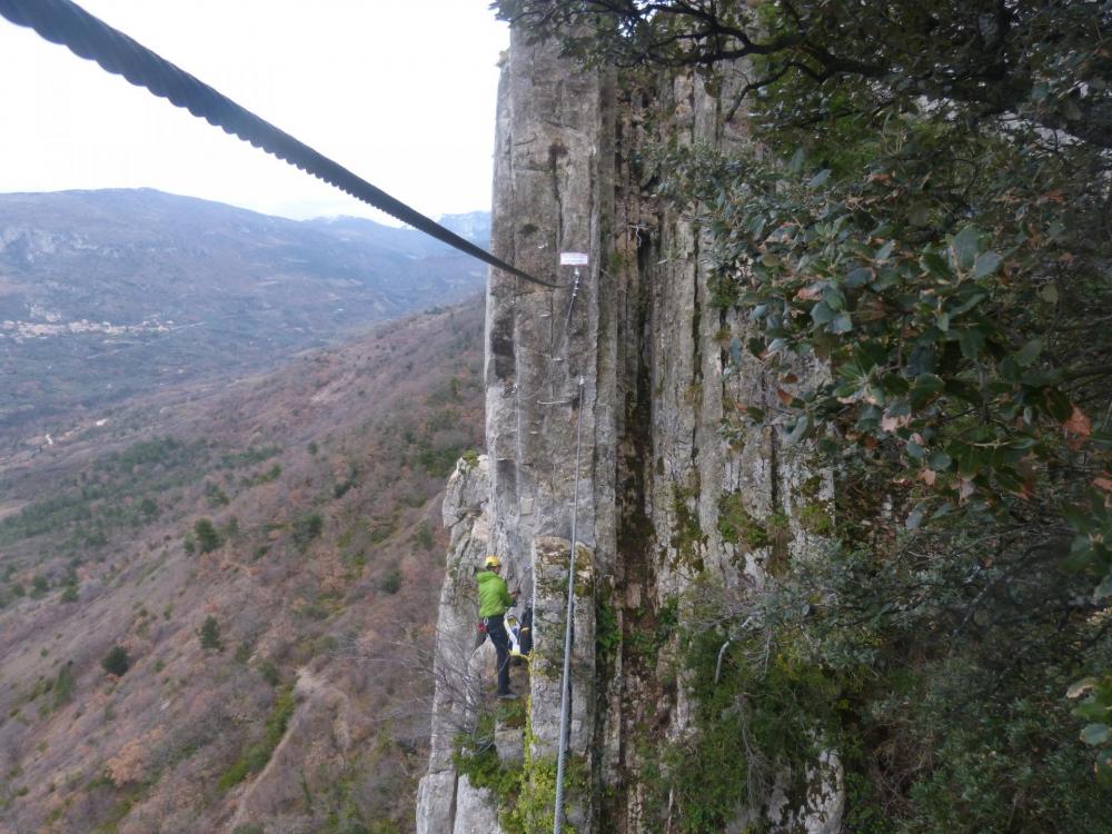 Premier pont de singe, un équipeur-installateur en train de épeaifiner