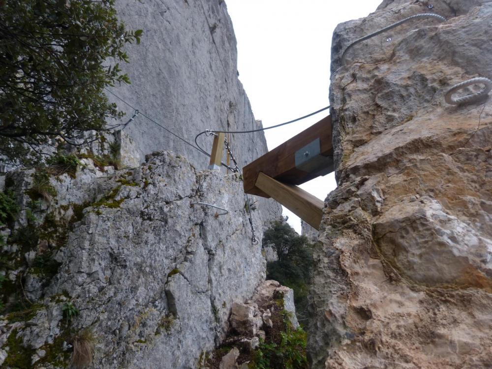 La poutre, pas dans le vide ! - Via ferrata à Buis les Baronies la " Thiousso" (Drôme)