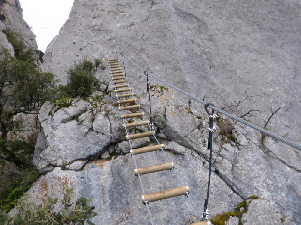 Echelle de rondins à franchir en équilibre ! - Via ferrata à Buis les Baronies la 