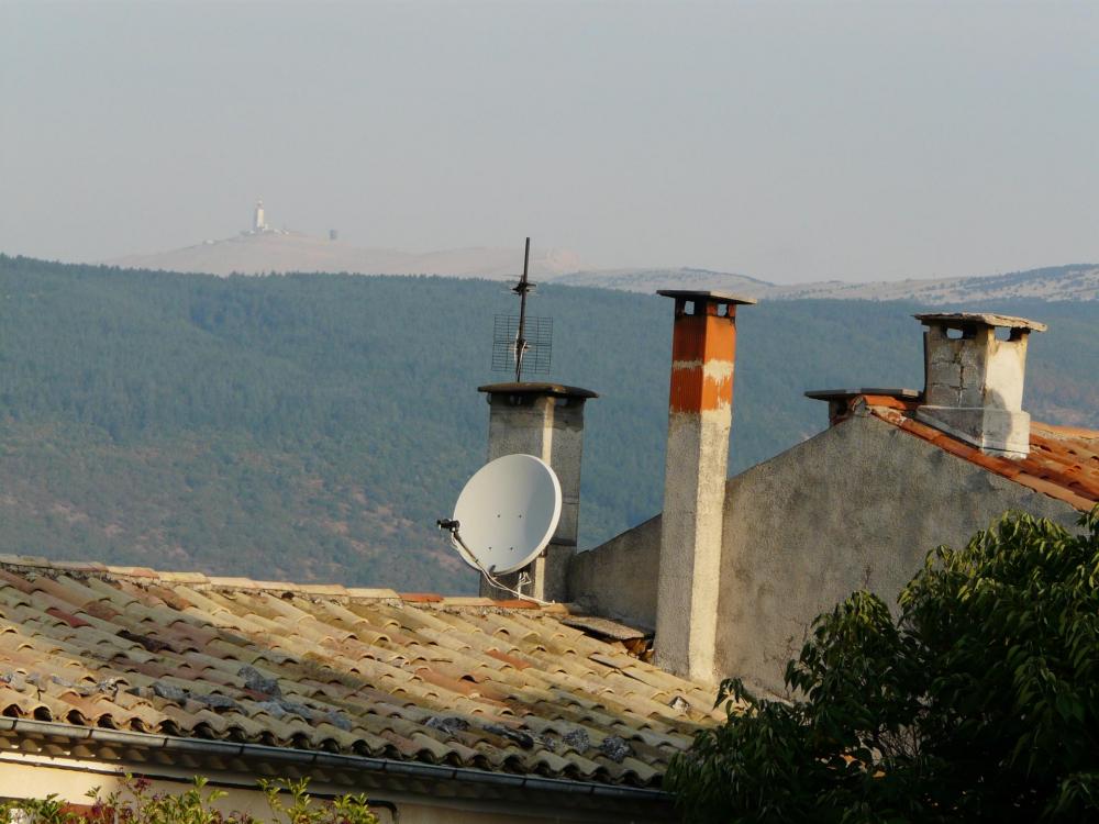 Le Mont Ventoux au dessus des toits de Sault