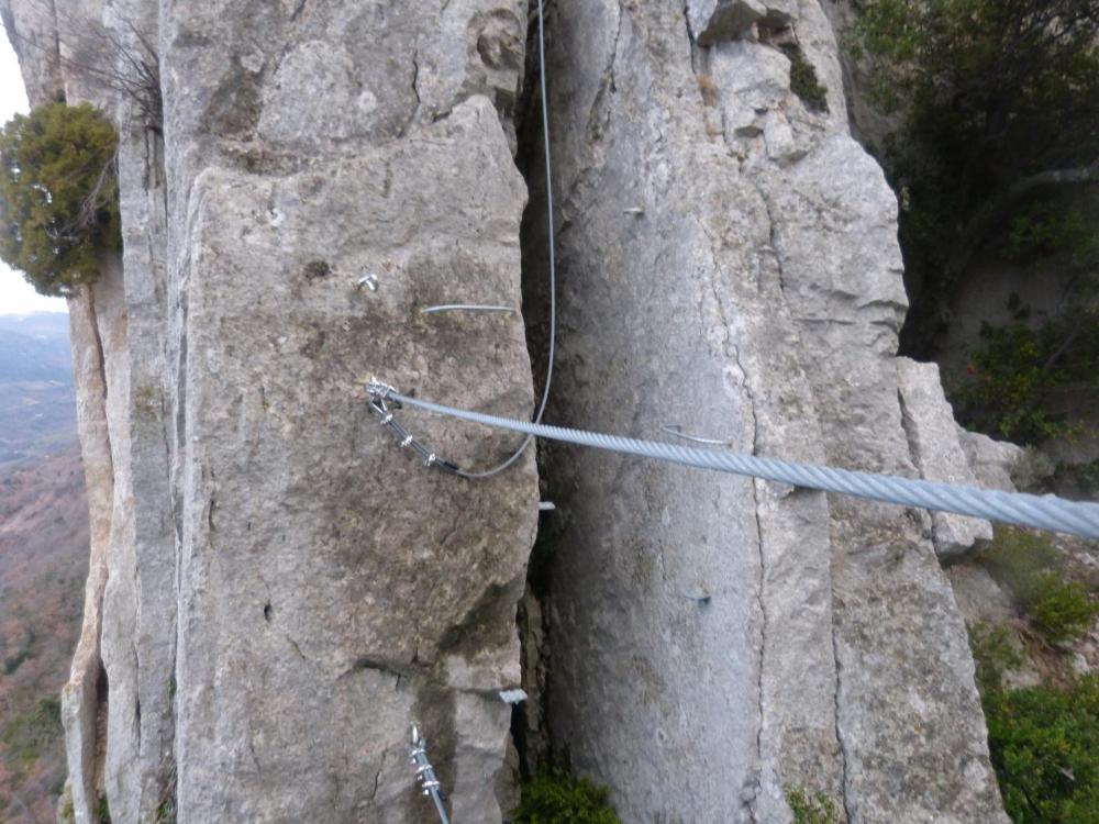 Premier pont de singe dans le pilier au dessus de l' échelle de Rondin - Buis les Baronies