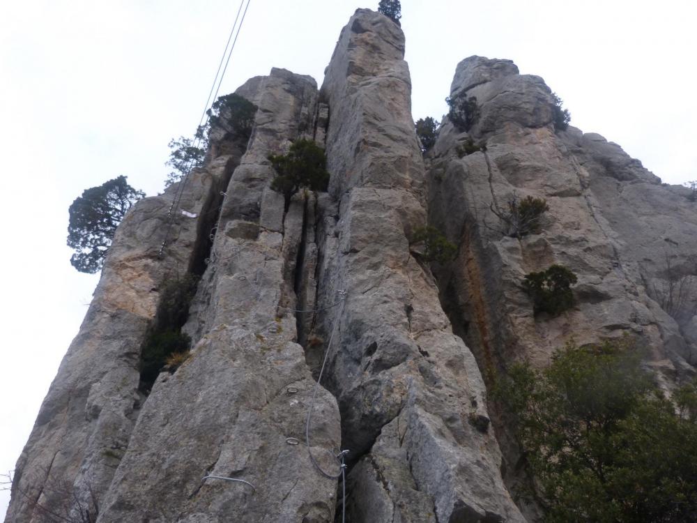 La montée du pilier, on aperçoit déjà le second pont de singe - Via ferrata à Buis les Baronies la " Thiousso" (Drôme)