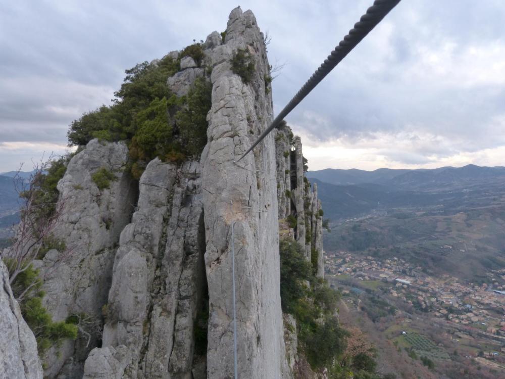 Sur le second pont de singe du pilier - Via ferrata à Buis les Baronies la " Thiousso" (Drôme