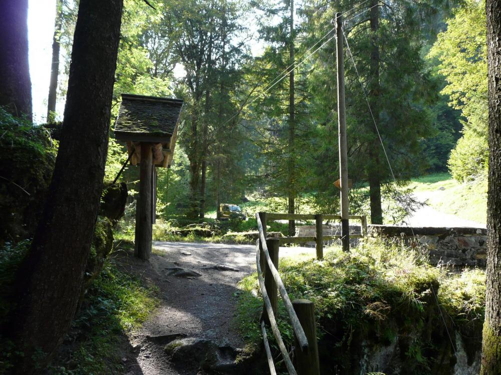 Parking de la via de la Tière et sentier d' approche