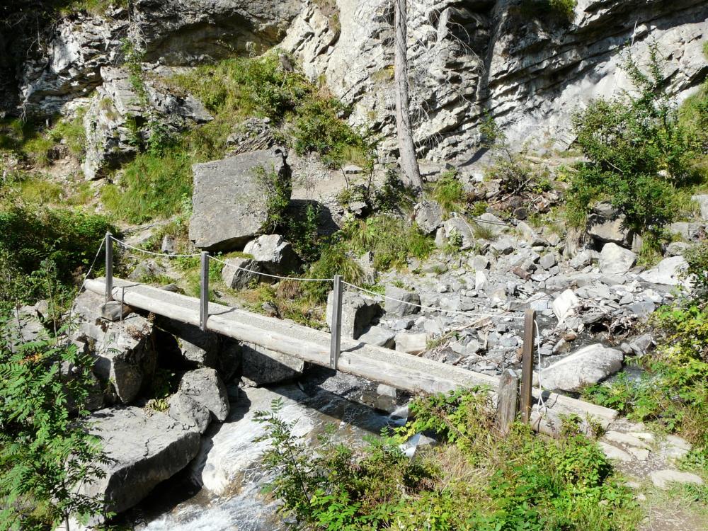 Passerelle d'accès à la via de la Tière pour franchir le torrent