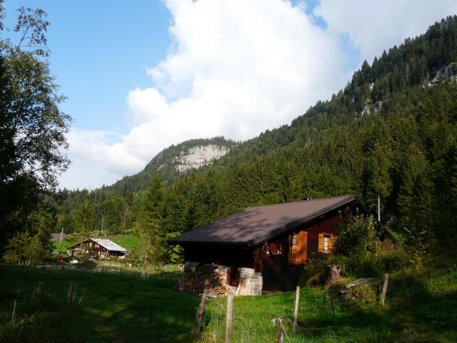 Aperçu du rocher de la via ferrata de la Tière depuis le sentier de retour des galeries Defago