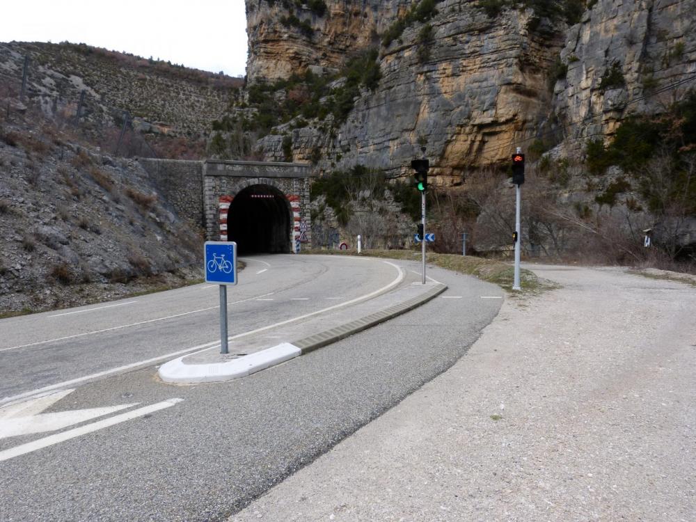 Dans les gorges de St May, un tunnel avec des feux spécifiques pour les cyclistes ...c' est top !