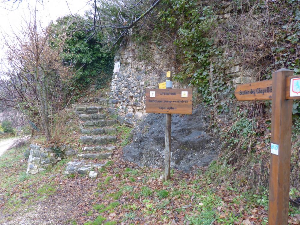 départ du sentier des chapelles à Monieux