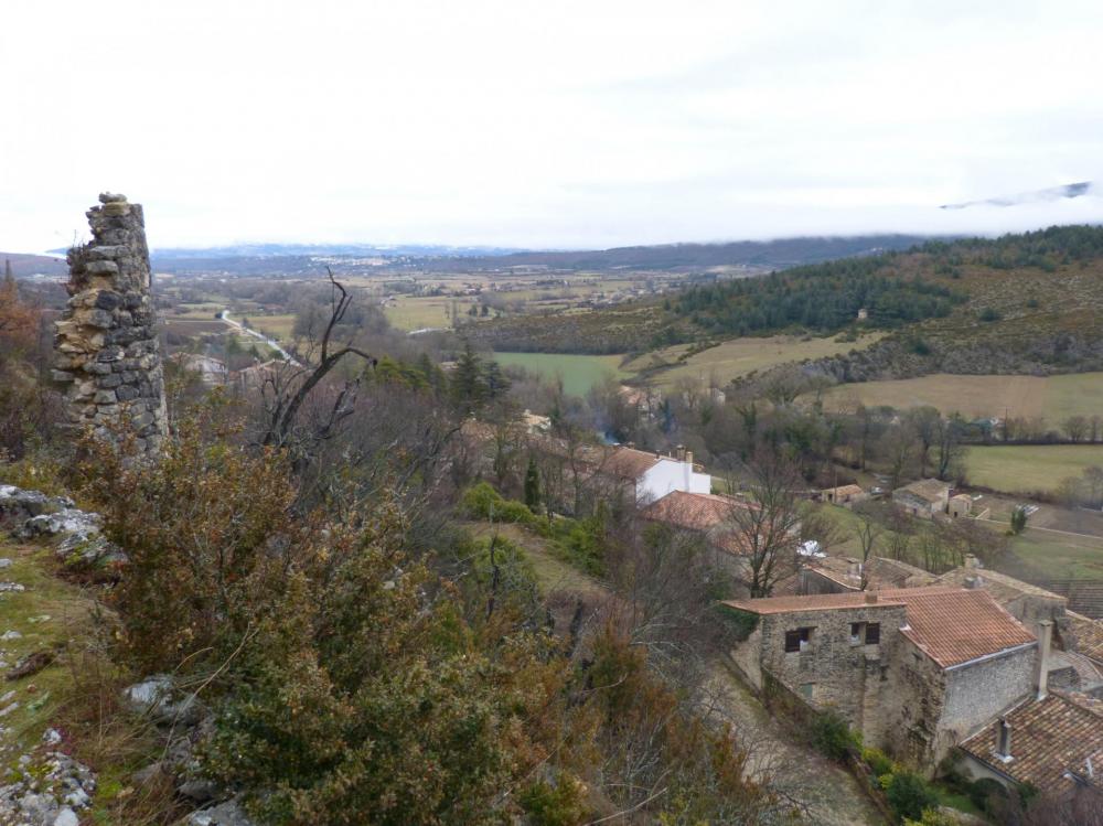 le village de Monieux depuis le sentier