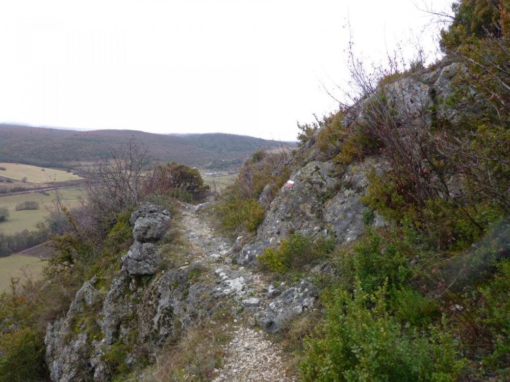 le sentier au dessus de la vallée de la Nesque