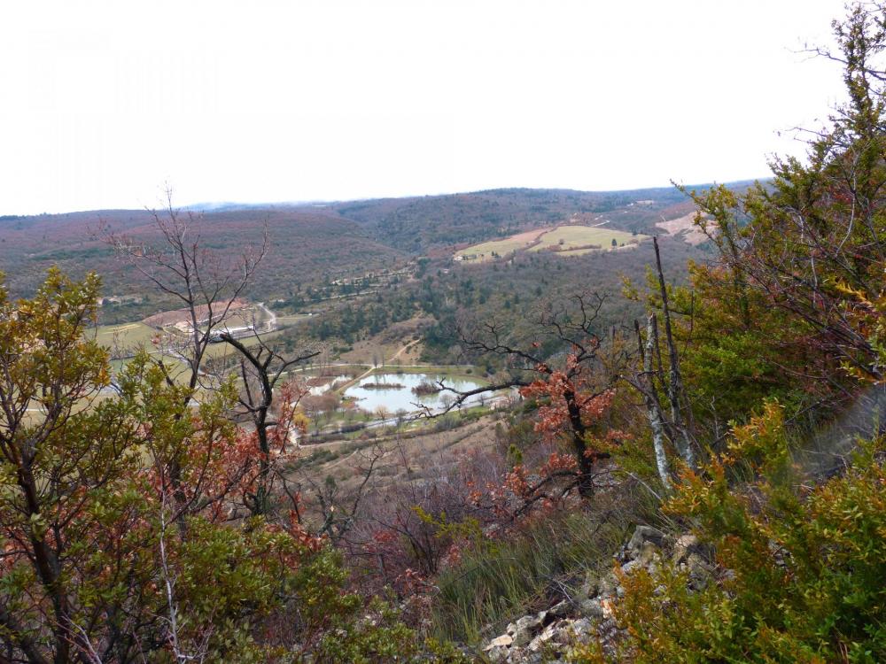 le lac de Monieux juste à l' entrée des gorges de la nesque