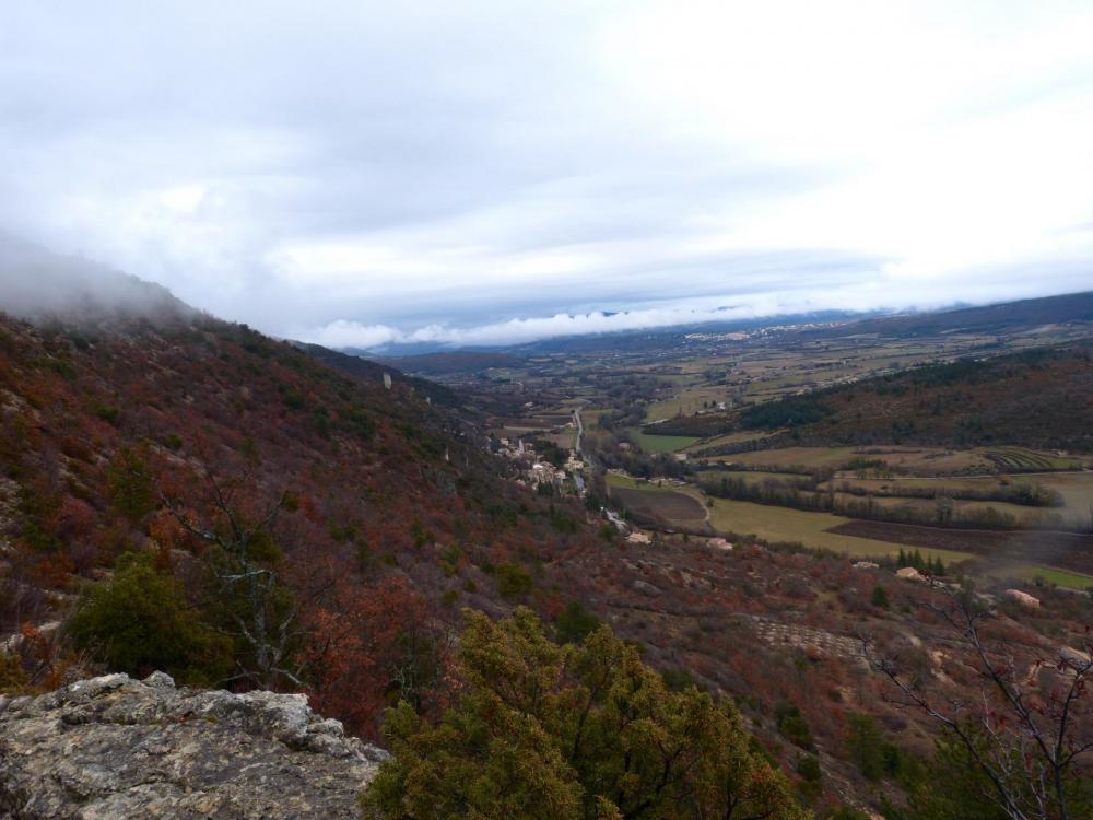 panorama sur le village de Monieux depuis le point haut de la rando