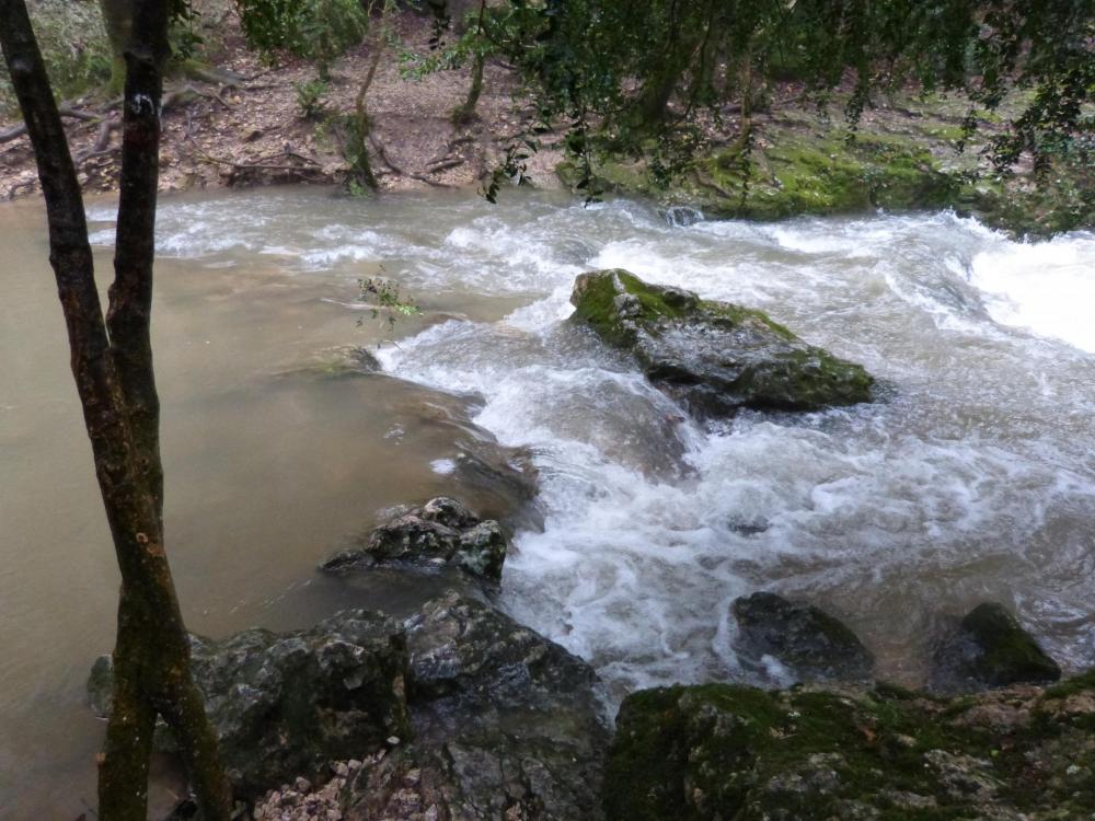 La nesque à traverser, en cette saison il y a de l' eau ... et du courant !