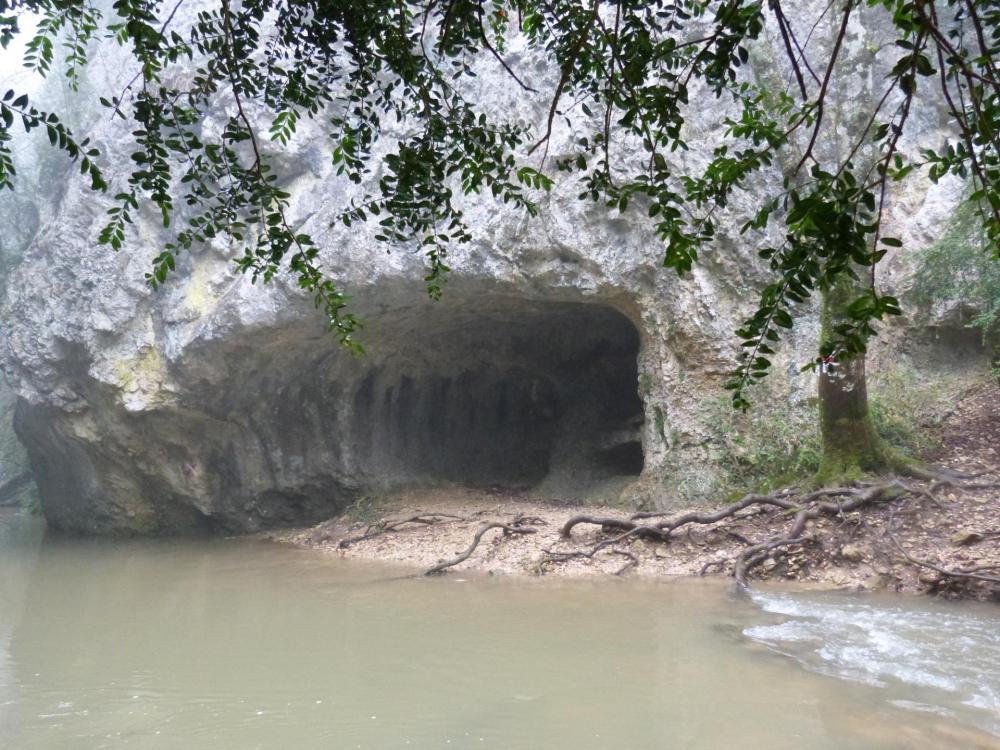 Bel abri naturel dans les gorges de la Nesque