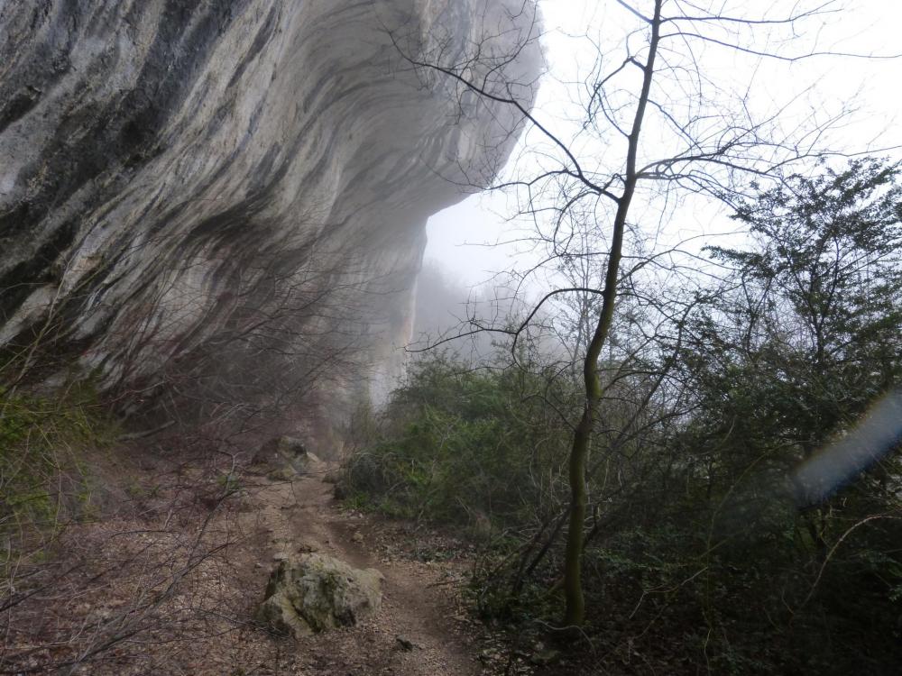 la remontée après la traversée de la Nesque sous des falaises imposantes