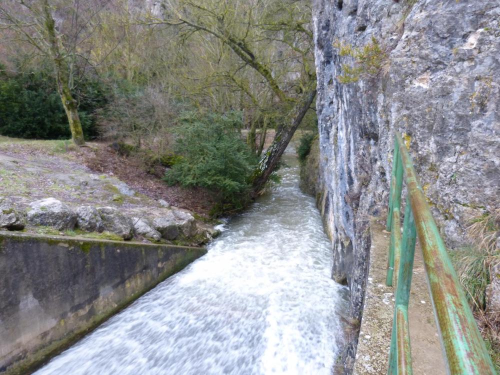 Après le lac et le barrage, la Nesque s'enfile dans les gorges