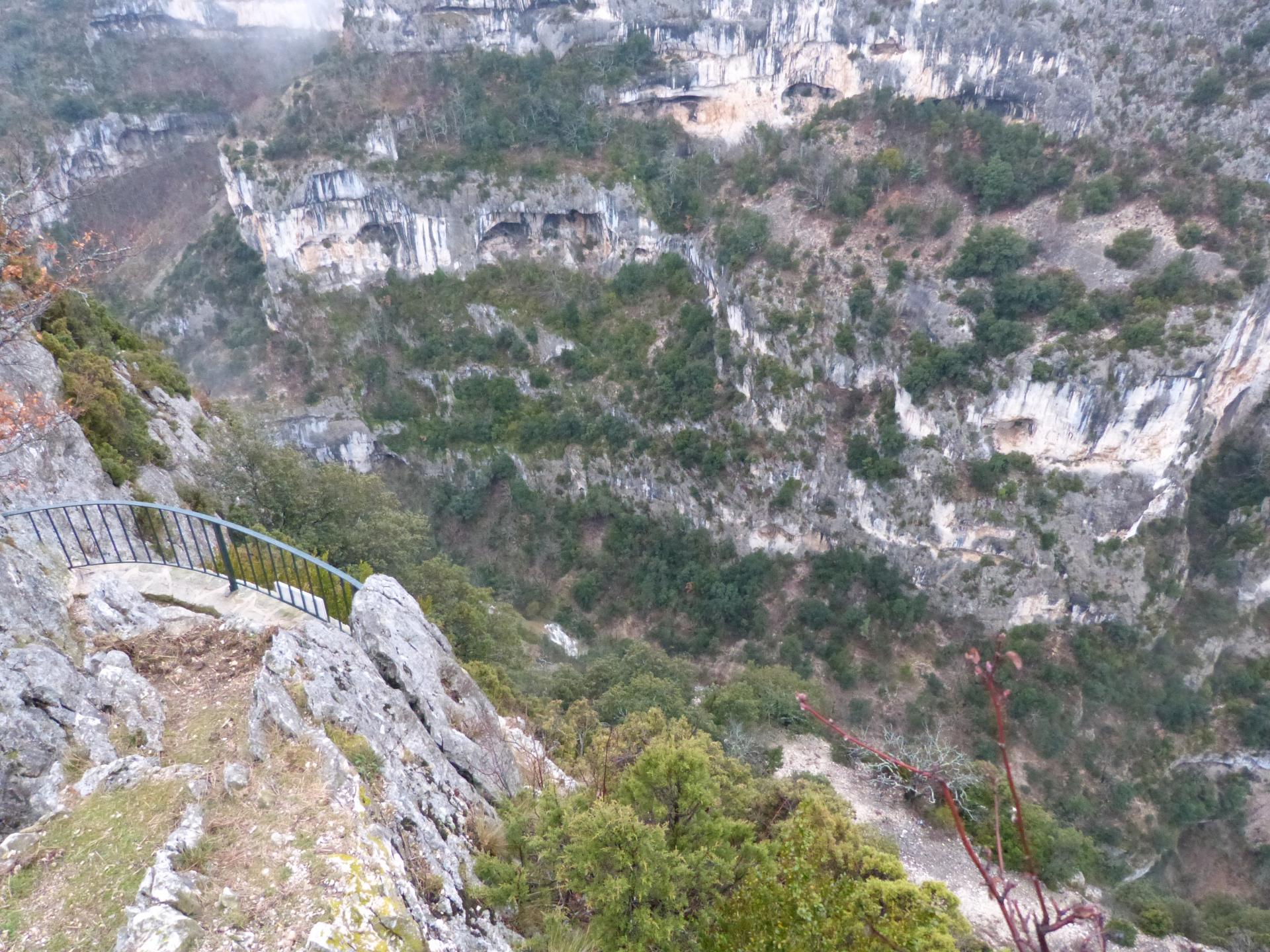 Les gorges de la Nesque vues depuis le belvédère supérieur de la route