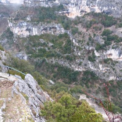 Les gorges de la Nesque vues depuis le belvédère supérieur de la route