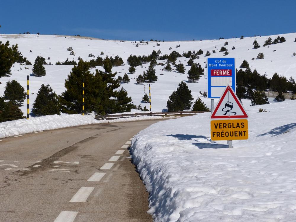 Premier kilomètre après chalet Reynard, la route du col est annoncée fermée !