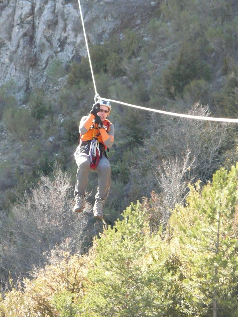 la première tyrolienne de la grande Fistoire, lever les pieds  à l' arrivée !