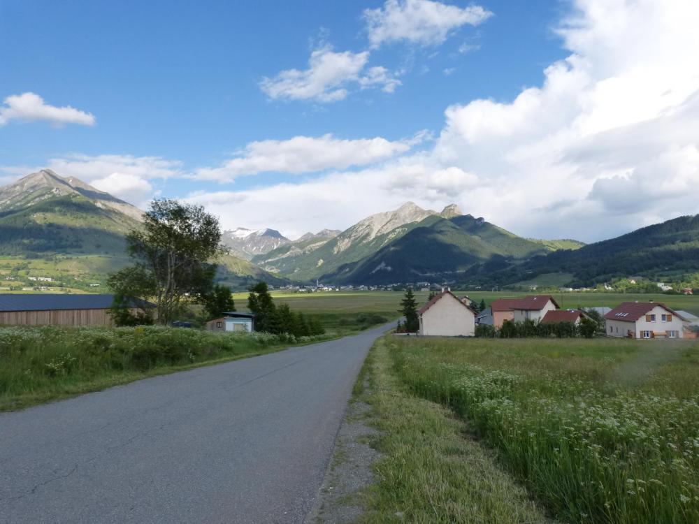 En vue, le village d'Ancelle avec au fond la vallée de la Rouanne qui part vers la gauche.