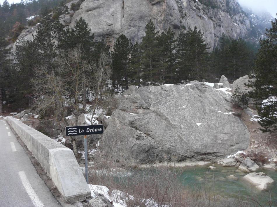 Départ de la via du Claps sur la droite du pont