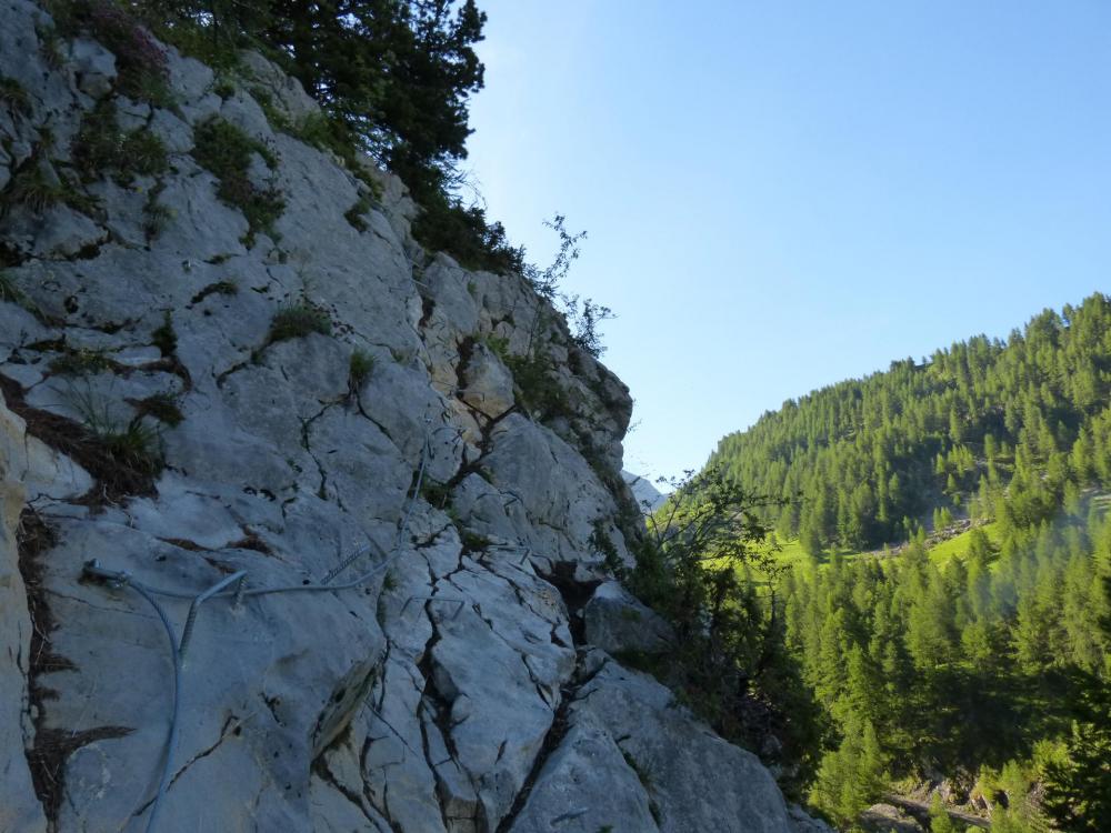 itinéraire jaune de la via de Rouanne, tout en traversée légèrement montante au début.