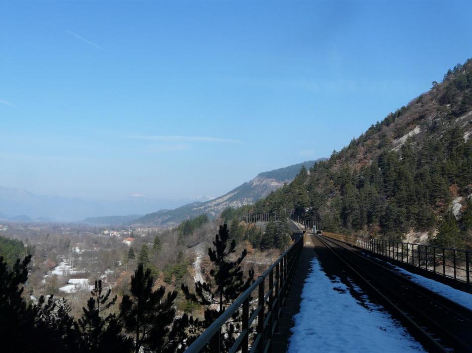 la voie de chemin de fer à la sortie du tunnel