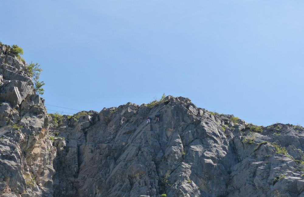 autre point de vue sur le pont tibétain et la sortie de la via de Rouanne (rouge)